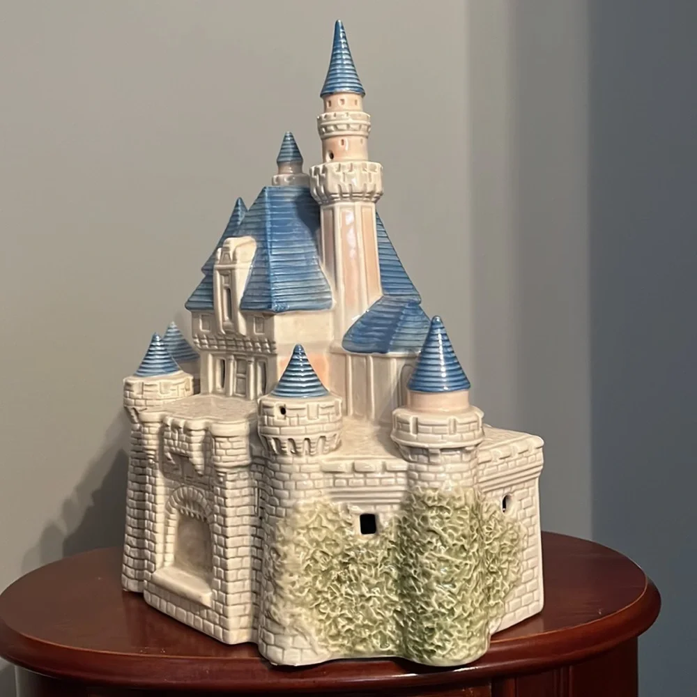 Vintage Disney Castle Lamp 1988 ed.- Excellent Condition, no chips or cracks - Picture 2 of 7